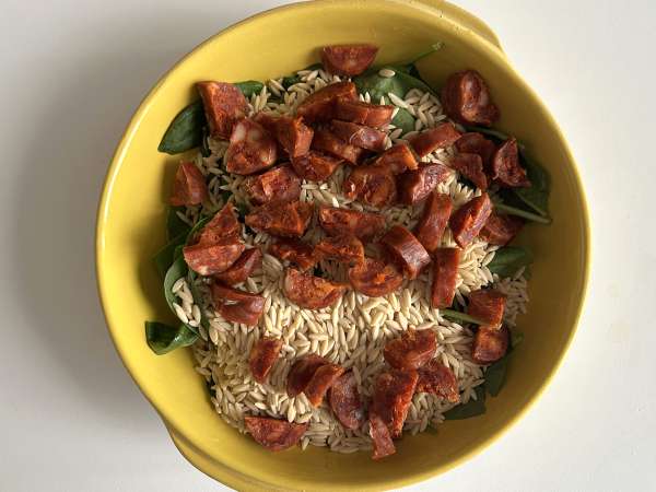 Orzo z papryką, chorizo i szpinakiem z jednego garnka - Przygotowanie krok 3