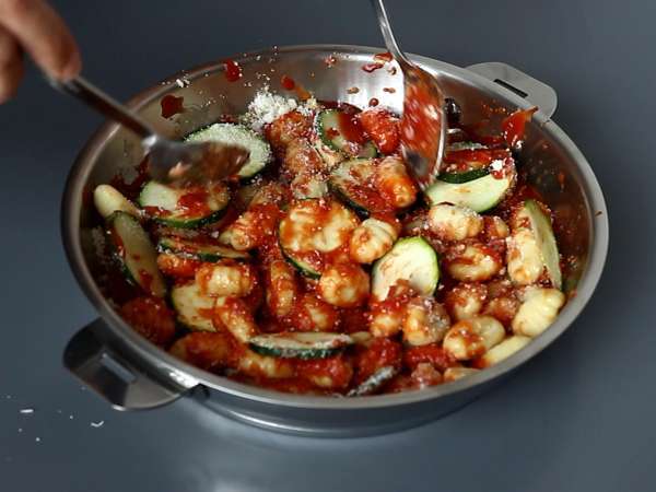 Szybki przepis na zapiekankę z gnocchi, cukinii i mozzarelli - Przygotowanie krok 3