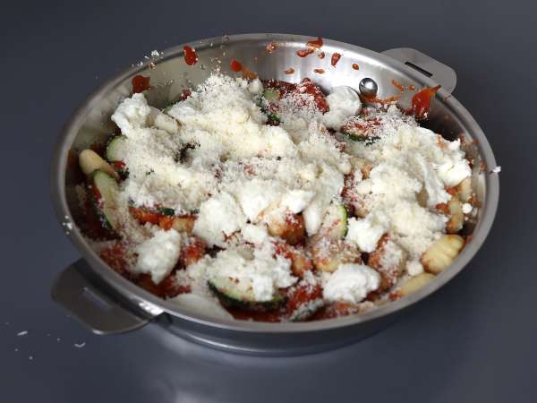 Szybki przepis na zapiekankę z gnocchi, cukinii i mozzarelli - Przygotowanie krok 4