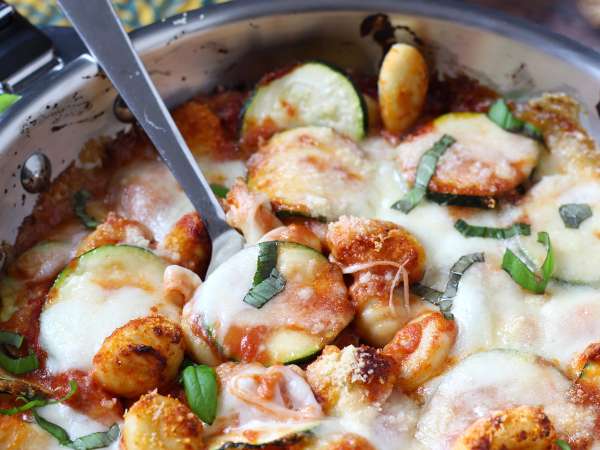 Szybki przepis na zapiekankę z gnocchi, cukinii i mozzarelli - Przygotowanie krok 6