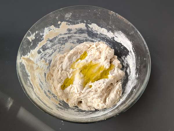 Gruba i puszysta focaccia z pomidorkami koktajlowymi, oliwkami i oregano - Przygotowanie krok 3