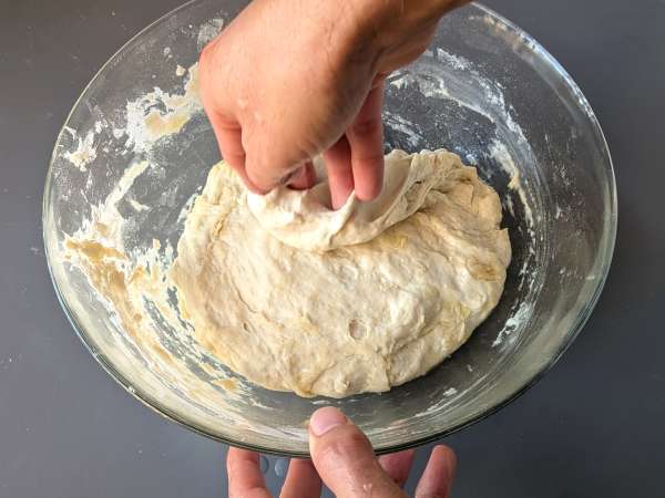 Gruba i puszysta focaccia z pomidorkami koktajlowymi, oliwkami i oregano - Przygotowanie krok 5