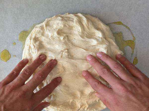 Gruba i puszysta focaccia z pomidorkami koktajlowymi, oliwkami i oregano - Przygotowanie krok 8