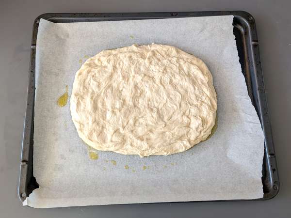 Gruba i puszysta focaccia z pomidorkami koktajlowymi, oliwkami i oregano - Przygotowanie krok 9