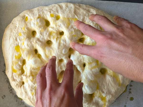 Gruba i puszysta focaccia z pomidorkami koktajlowymi, oliwkami i oregano - Przygotowanie krok 10