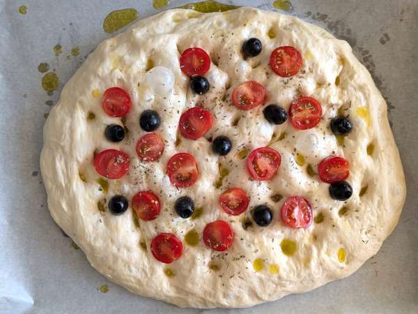 Gruba i puszysta focaccia z pomidorkami koktajlowymi, oliwkami i oregano - Przygotowanie krok 11