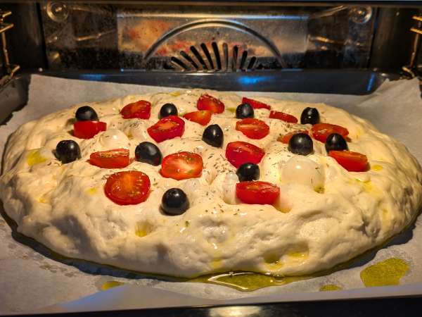 Gruba i puszysta focaccia z pomidorkami koktajlowymi, oliwkami i oregano - Przygotowanie krok 12