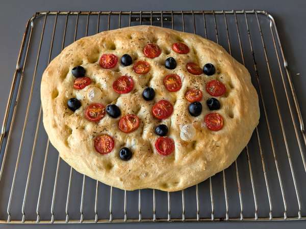 Gruba i puszysta focaccia z pomidorkami koktajlowymi, oliwkami i oregano - Przygotowanie krok 13