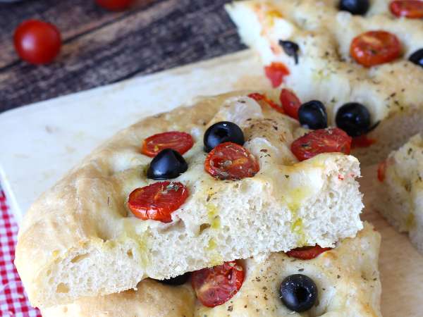 Gruba i puszysta focaccia z pomidorkami koktajlowymi, oliwkami i oregano - Przygotowanie krok 14