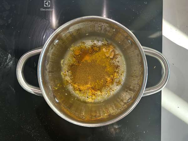Curry z soczewicy koralowej z mlekiem kokosowym: prosty przepis na kremowe danie - Przygotowanie krok 3