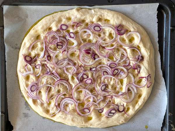 Rustykalna focaccia z cebulą i rozmarynem - Przygotowanie krok 10