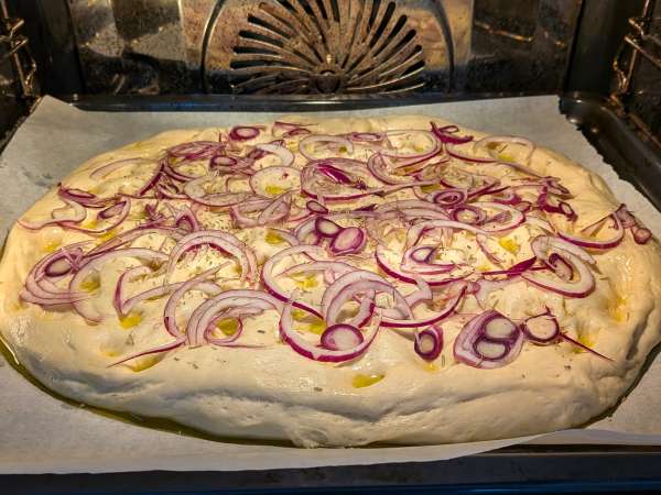 Rustykalna focaccia z cebulą i rozmarynem - Przygotowanie krok 11