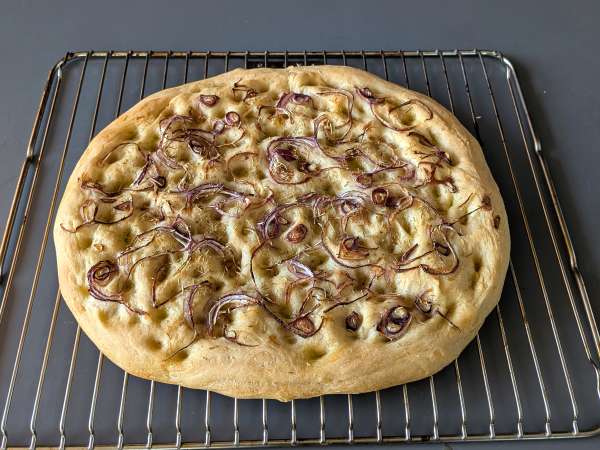 Rustykalna focaccia z cebulą i rozmarynem - Przygotowanie krok 12
