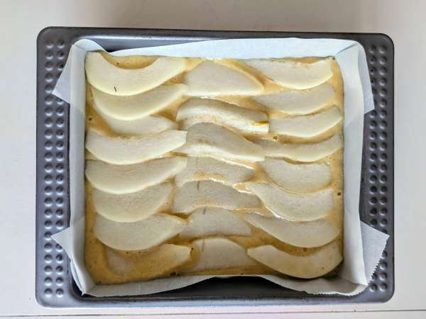 Łatwe i puszyste ciasto gruszkowe z migdałami - Przygotowanie krok 6