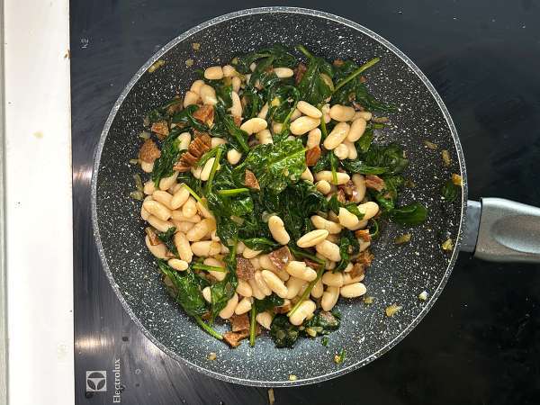 Dorsz z białą fasolą, szpinakiem i chorizo - Przygotowanie krok 4