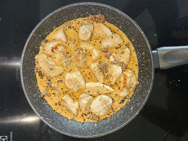 Marry Me Chicken Pasta: kremowy makaron z kurczakiem, suszonymi pomidorami i parmezanem - Przygotowanie krok 9