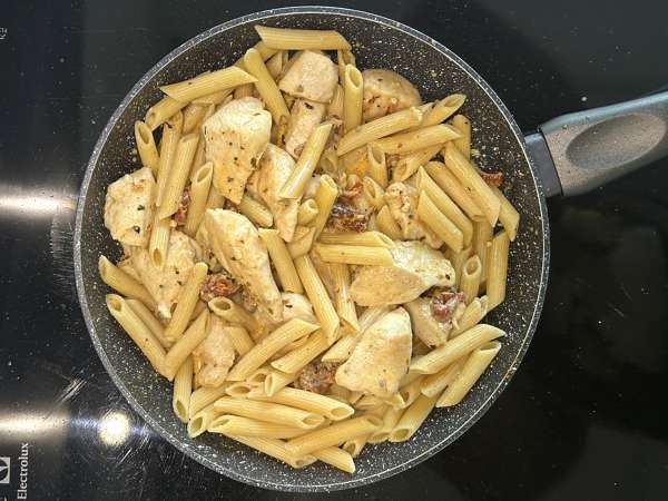 Marry Me Chicken Pasta: kremowy makaron z kurczakiem, suszonymi pomidorami i parmezanem - Przygotowanie krok 10