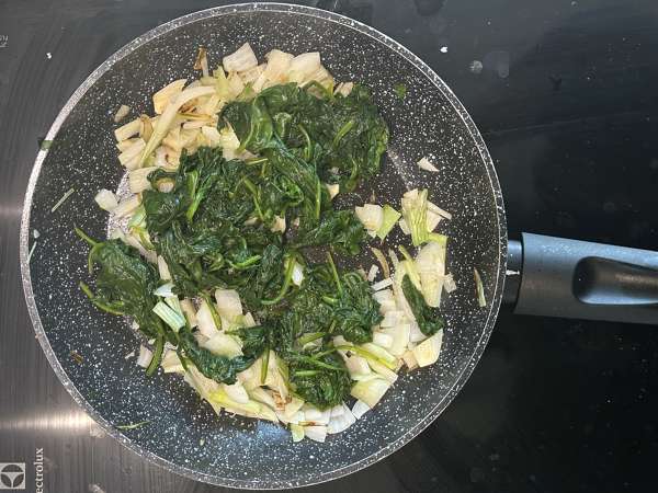 Quiche bez ciasta ze szpinakiem i serem gouda - Przygotowanie krok 2