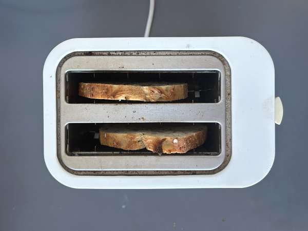 Tost z awokado i twarogiem z pikantnym miodem - Przygotowanie krok 1