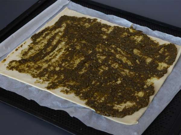 Ciasto francuskie z pesto, mozzarellą i suszonymi pomidorami - Przygotowanie krok 1