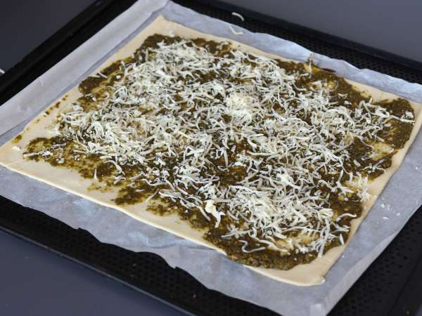 Ciasto francuskie z pesto, mozzarellą i suszonymi pomidorami - Przygotowanie krok 2
