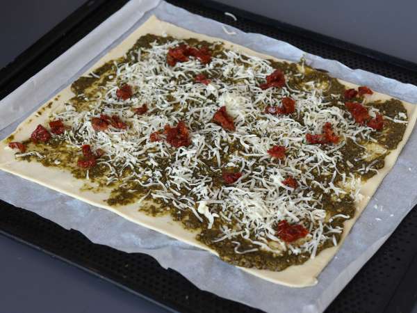 Ciasto francuskie z pesto, mozzarellą i suszonymi pomidorami - Przygotowanie krok 3
