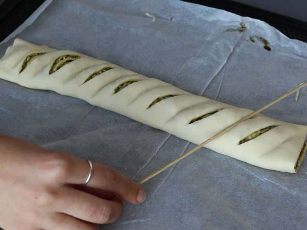 Ciasto francuskie z pesto, mozzarellą i suszonymi pomidorami - Przygotowanie krok 4