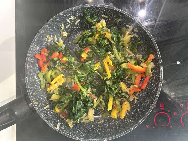 Quiche bez ciasta z łososiem, szpinakiem i serkiem wiejskim - Przygotowanie krok 3
