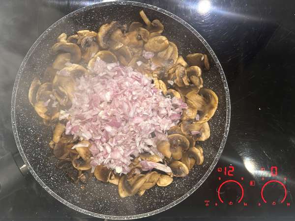 Quiche bez ciasta z pieczarkami, boczkiem i serkiem wiejskim - Przygotowanie krok 3