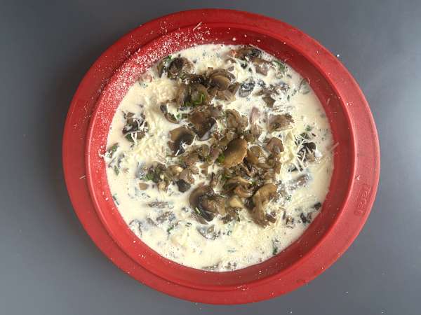 Quiche bez ciasta z pieczarkami, boczkiem i serkiem wiejskim - Przygotowanie krok 7