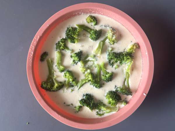 Quiche bez ciasta z brokułami, pancettą i serkiem wiejskim - Przygotowanie krok 5