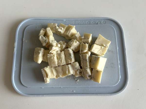 Tarta z gruszkami, gorgonzolą i orzechami włoskimi – nieodparte połączenie słodko-słonych smaków - Przygotowanie krok 2