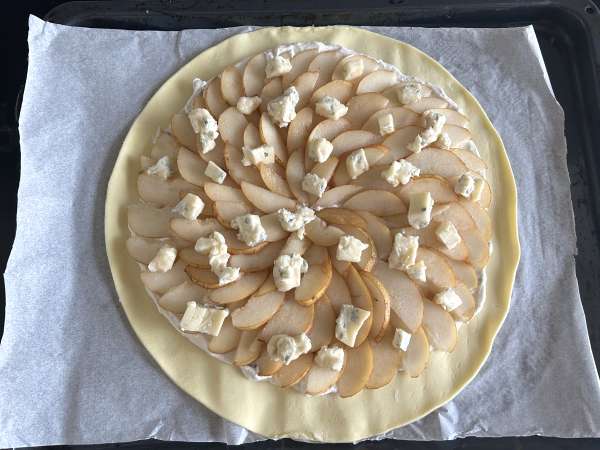 Tarta z gruszkami, gorgonzolą i orzechami włoskimi – nieodparte połączenie słodko-słonych smaków - Przygotowanie krok 7
