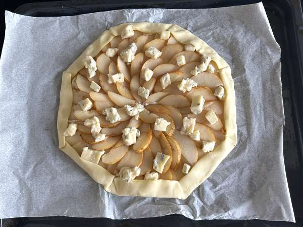 Tarta z gruszkami, gorgonzolą i orzechami włoskimi – nieodparte połączenie słodko-słonych smaków - Przygotowanie krok 8