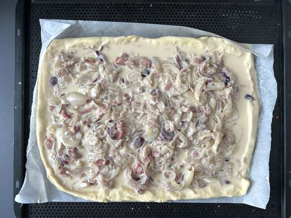 Zwiebelkuchen: niemiecka tarta z rozpływającą się cebulą i boczkiem - Przygotowanie krok 9