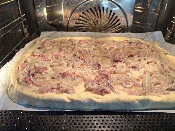 Zwiebelkuchen: niemiecka tarta z rozpływającą się cebulą i boczkiem - Przygotowanie krok 10