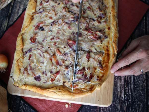 Zwiebelkuchen: niemiecka tarta z rozpływającą się cebulą i boczkiem - Przygotowanie krok 11