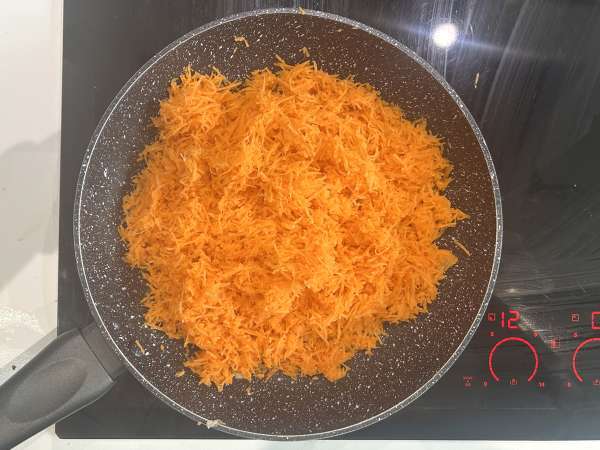 Quiche bez ciasta z tuńczykiem, marchewką i serkiem wiejskim: łatwa i bogata w białko - Przygotowanie krok 1