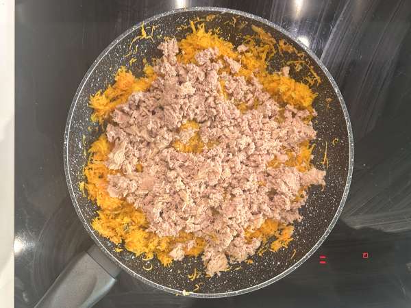 Quiche bez ciasta z tuńczykiem, marchewką i serkiem wiejskim: łatwa i bogata w białko - Przygotowanie krok 3