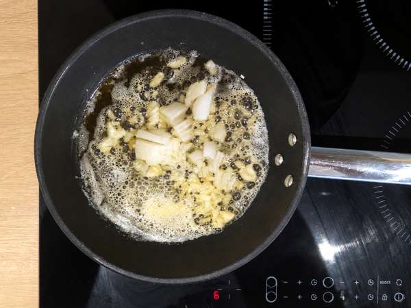 Makaron z grzybami shimeji i brązowymi pieczarkami w kremowym sosie - Przygotowanie krok 2
