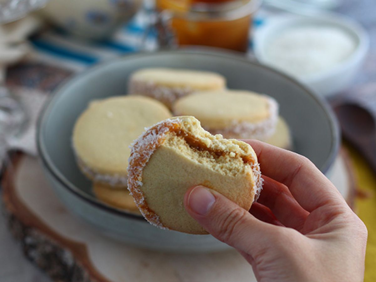 Alfajores - argentyńskie kruche ciasteczka z dżemem mlecznym i kokosem - zdjęcie 2