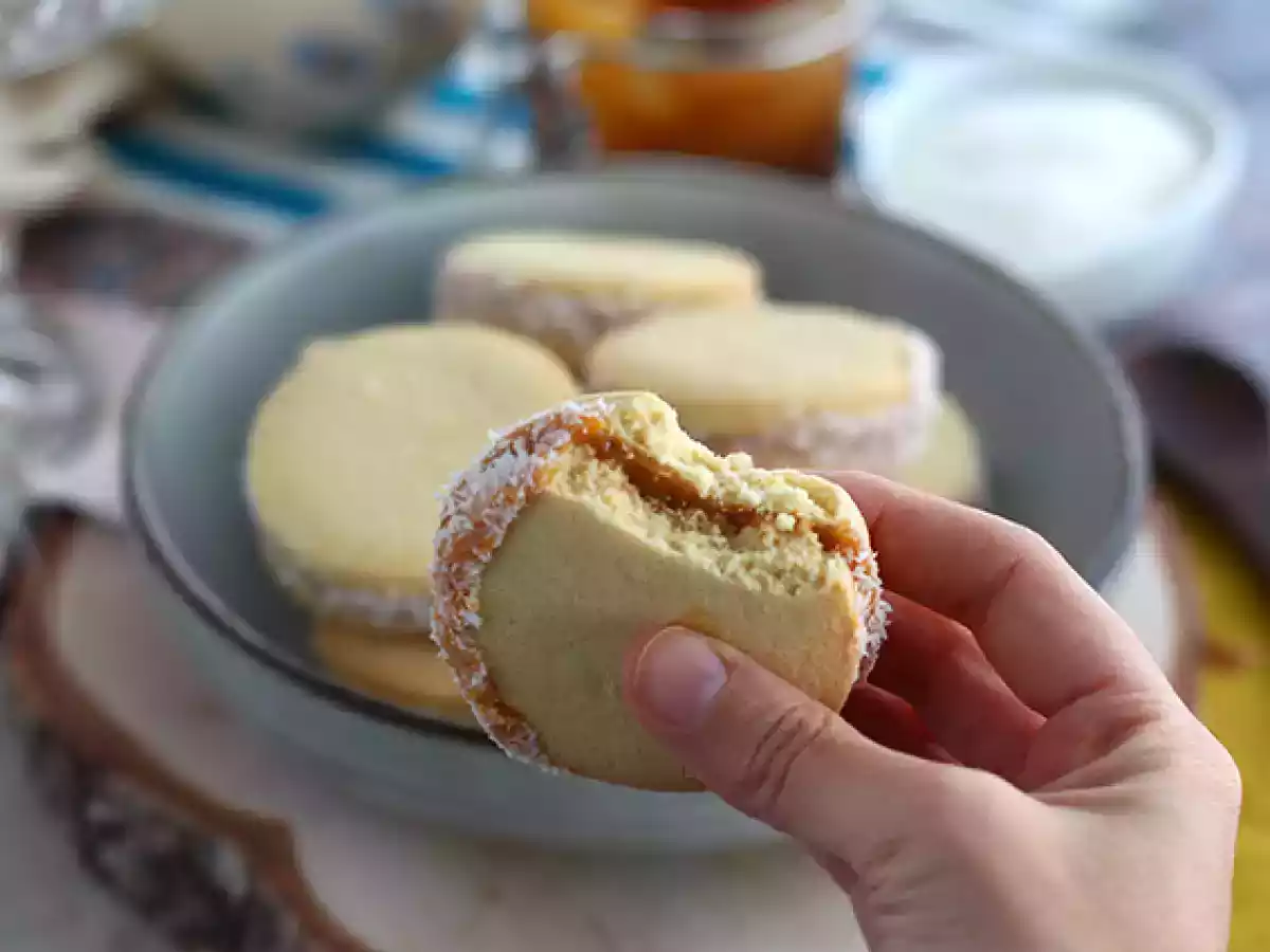 Alfajores - argentyńskie kruche ciasteczka z dżemem mlecznym i kokosem - zdjęcie 2