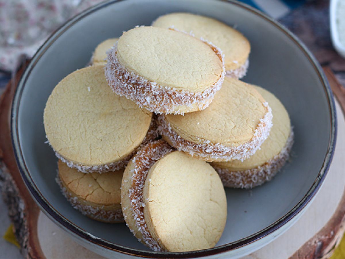 Alfajores - argentyńskie kruche ciasteczka z dżemem mlecznym i kokosem - zdjęcie 5