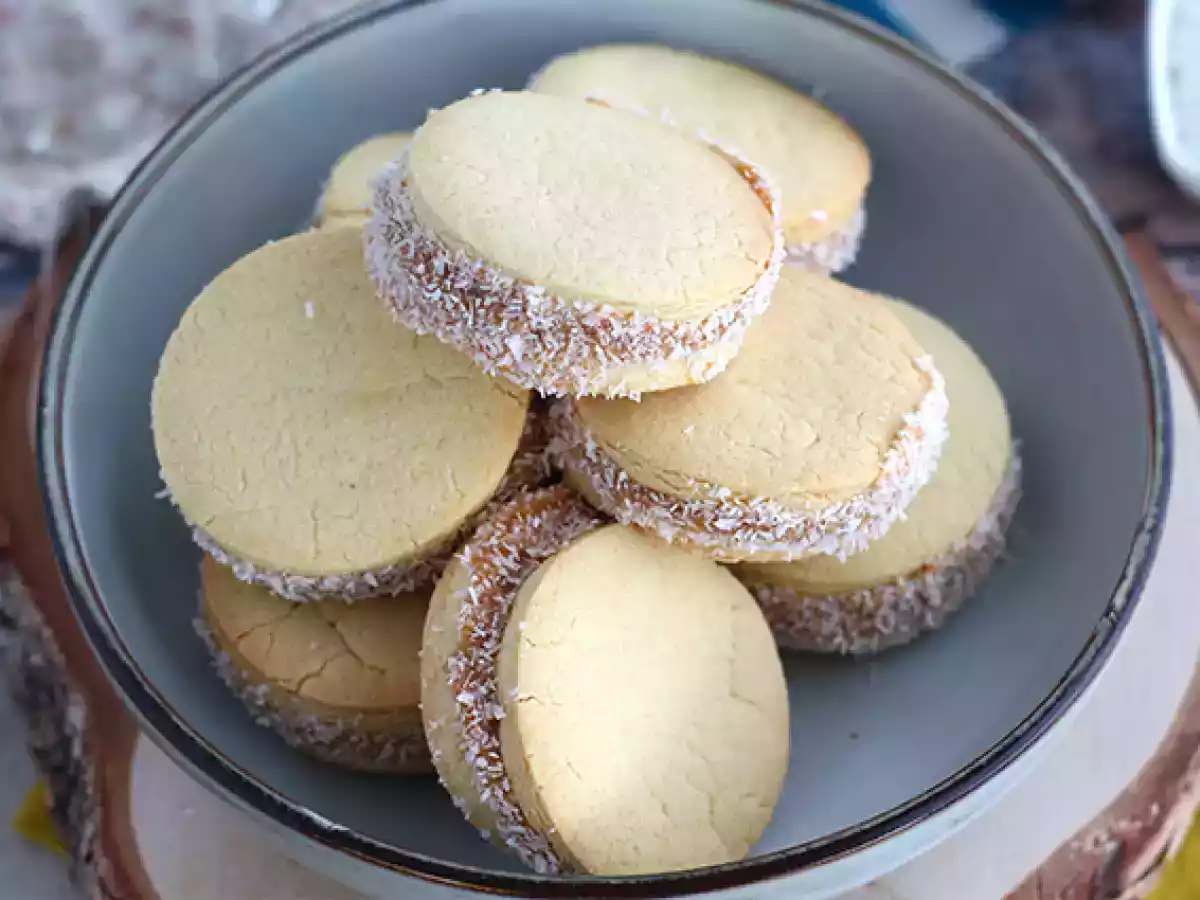 Alfajores - argentyńskie kruche ciasteczka z dżemem mlecznym i kokosem - zdjęcie 5