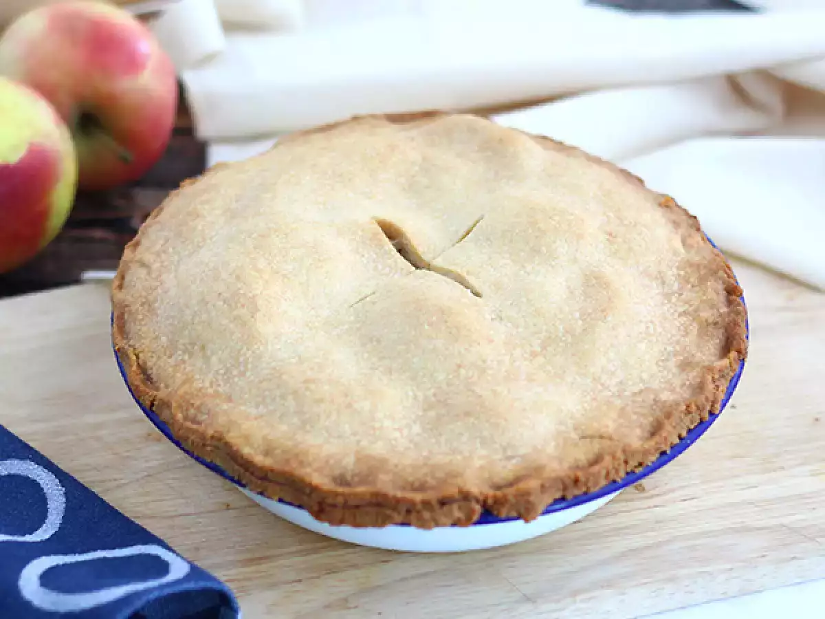 Angielska szarlotka (apple pie) – klasyczny przepis na pyszne ciasto z jabłkami