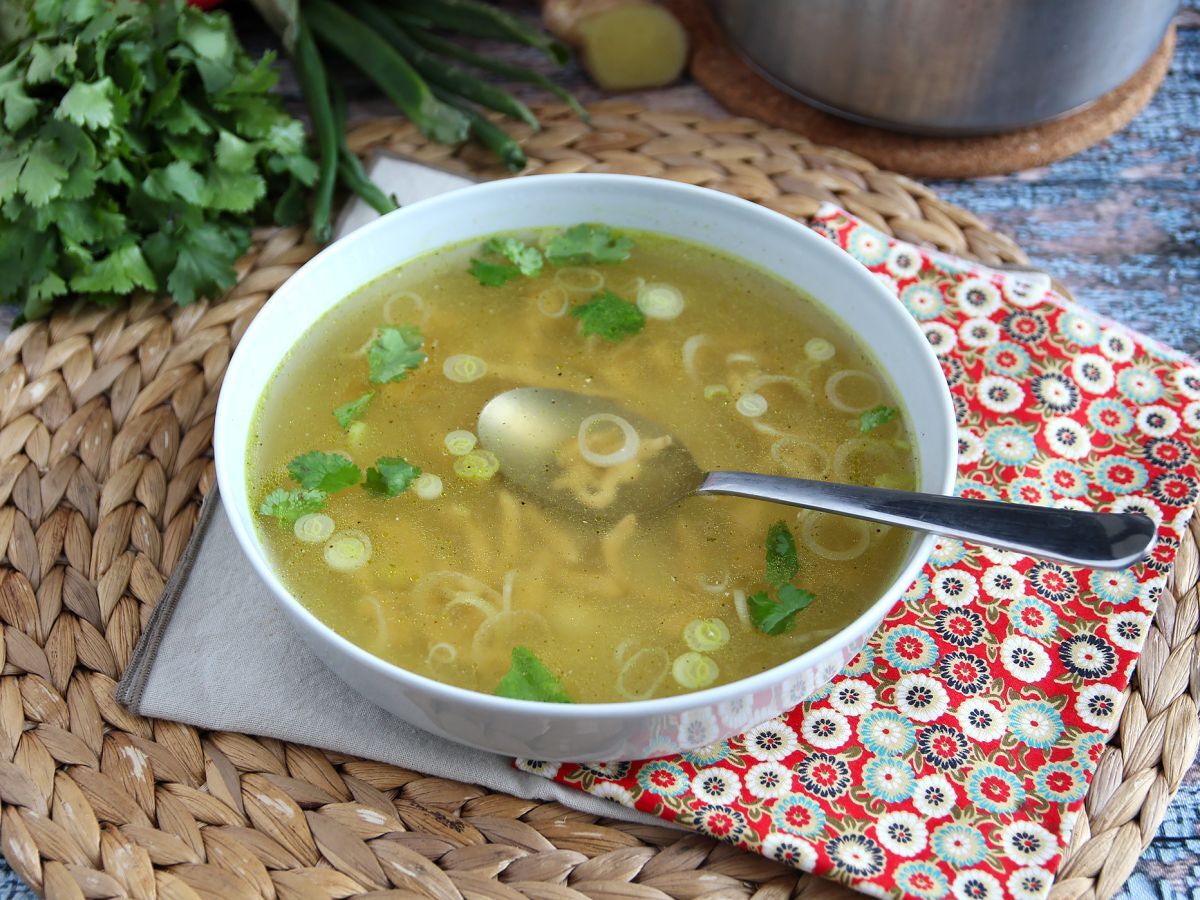 Azjatycka zupa z kurczakiem o intensywnym aromacie i działająca pocieszająco