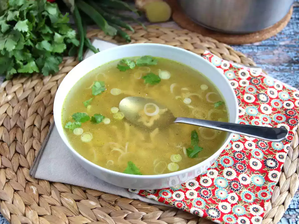 Azjatycka zupa z kurczakiem o intensywnym aromacie i działająca pocieszająco