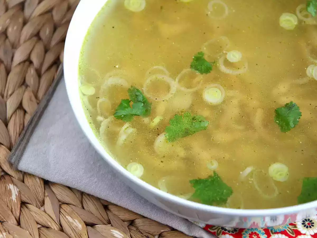 Azjatycka zupa z kurczakiem o intensywnym aromacie i działająca pocieszająco - zdjęcie 3