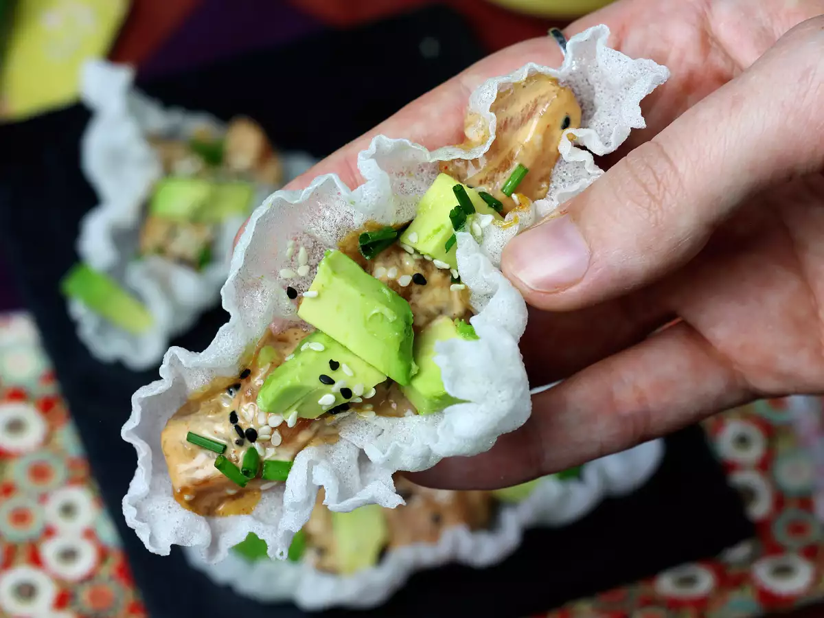 Azjatyckie tacos: tatar z łososia w chrupkach ryżowych - zdjęcie 2