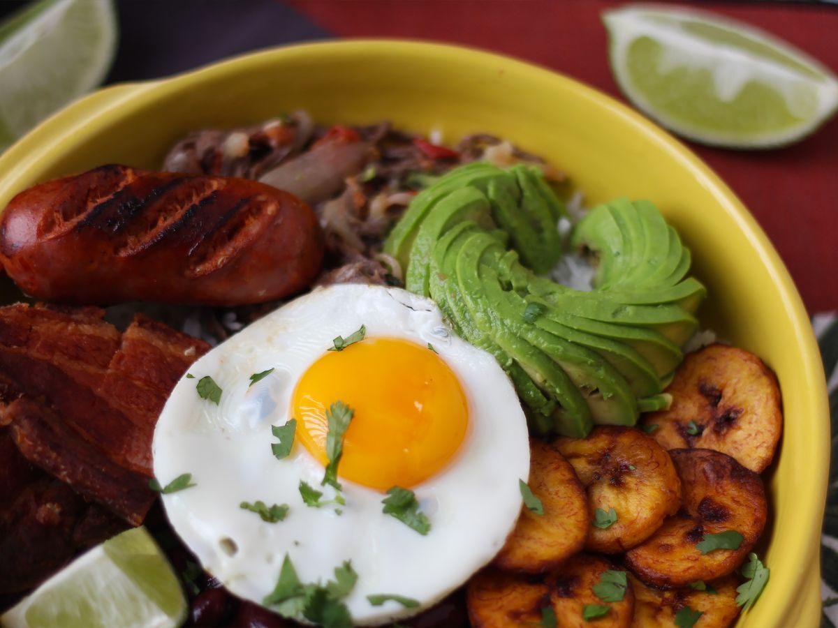 Bandeja Paisa, kolumbijskie danie pełne smaków i tradycji - zdjęcie 2